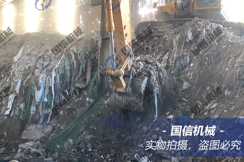 江蘇南通填埋的建筑垃圾分揀現(xiàn)場(chǎng)